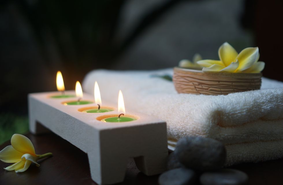 Çift paketi için hazırlanmış havlu, çiçek ve spa aksesuarları