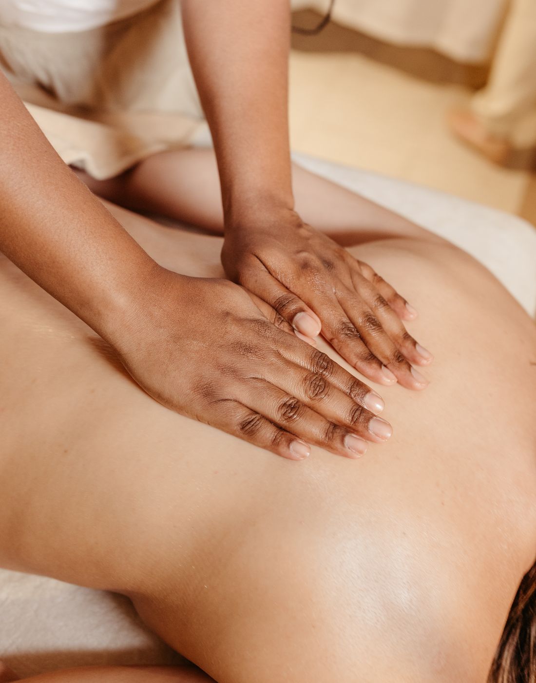Sky Life Spa'da profesyonel terapist tarafından uygulanan sırt masajı